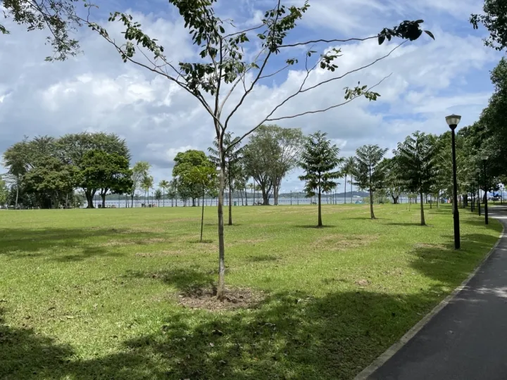 マレーシアも見える Pasir Ris Park を散歩